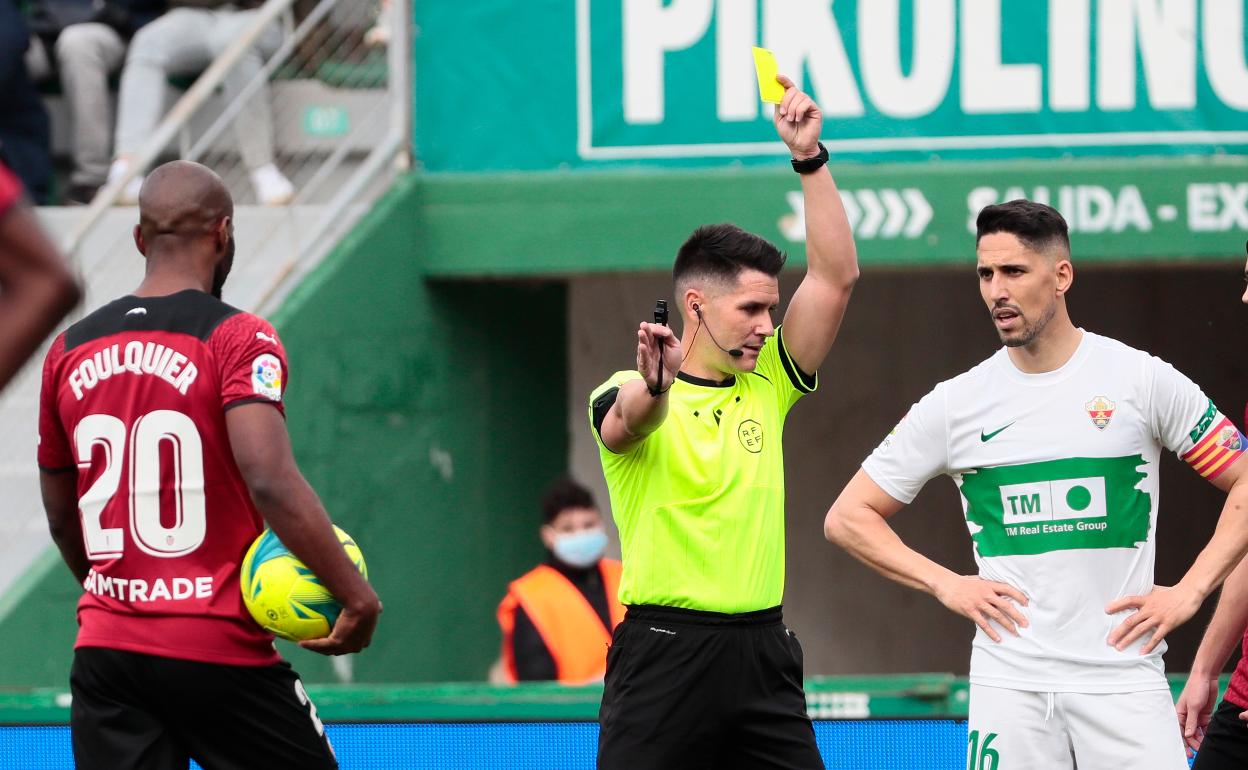 Ortiz Arias, durante el encuentro de ayer entre Elche y Valencia en el Martínez Valero. 