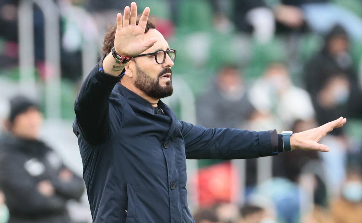 José Bordalás, dando instrucciones a sus jugadores en el partido ante el Elche