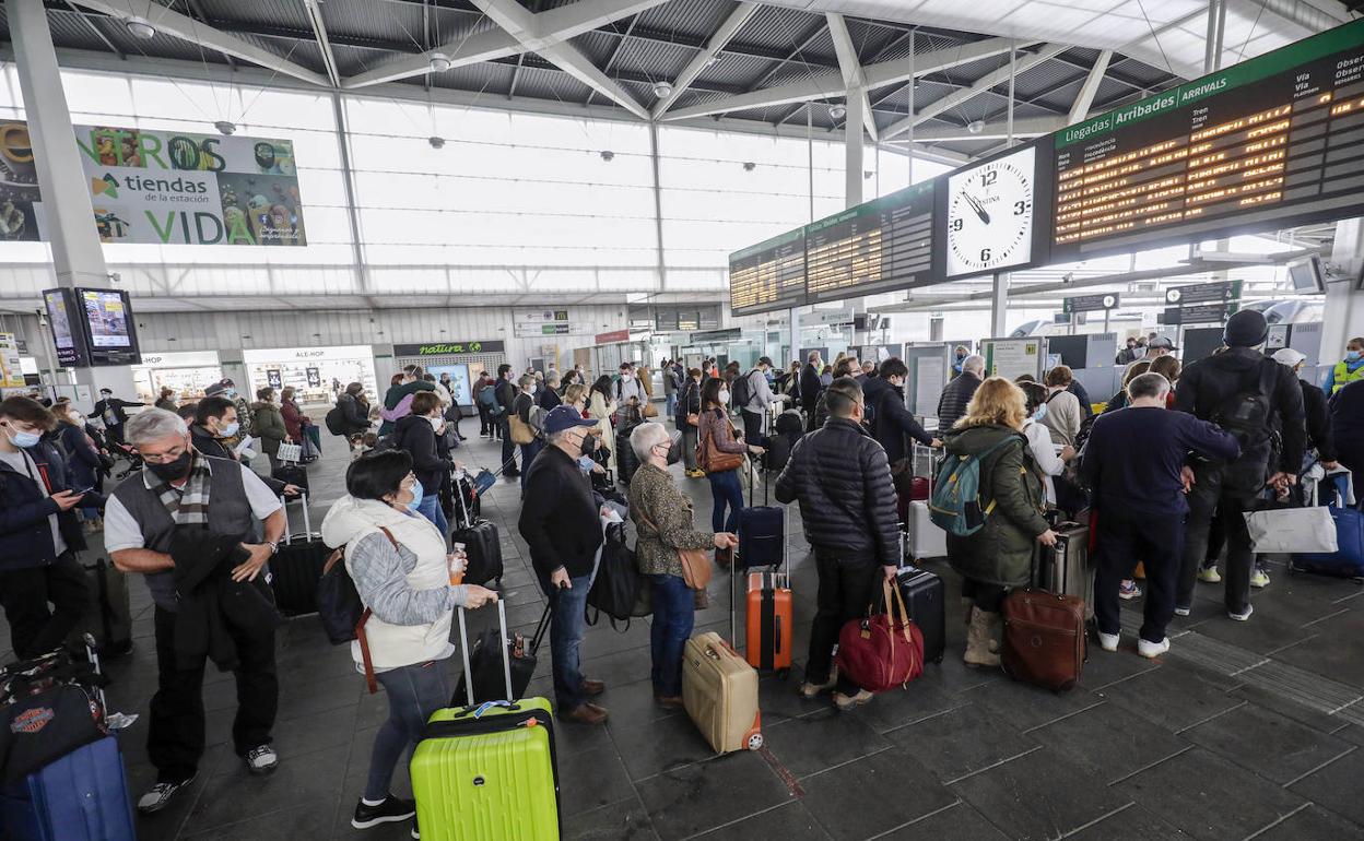 Varios viajeros ayer en la estación Joaquín Sorolla. 