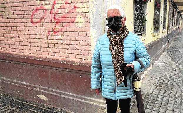 Por la calle. Carolina, en la zona de los Desamparados, donde vive en un piso de alquiler. 