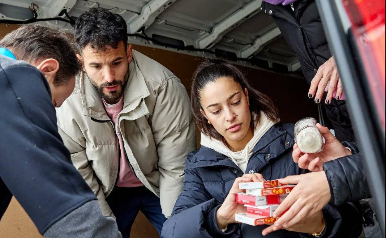 Rubén García, durante la recogida de material llevada a cabo este domingo en Pamplona.