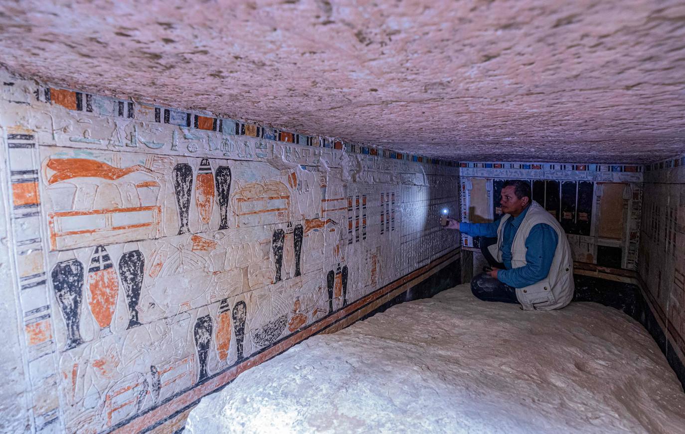 Arqueólogos han descubierto cinco tumbas antiguas tumbas egipcias en Saqqara (cerca de Giza) durante las excavaciones realizadas en la zona situada en el lado noreste de la pirámide del Rey Merenre, que gbernó Egipto hacia el 2270 a.C. Las cinco tumbas, todas ellas en buen estado, pertenecían a altos funcionarios reales. 