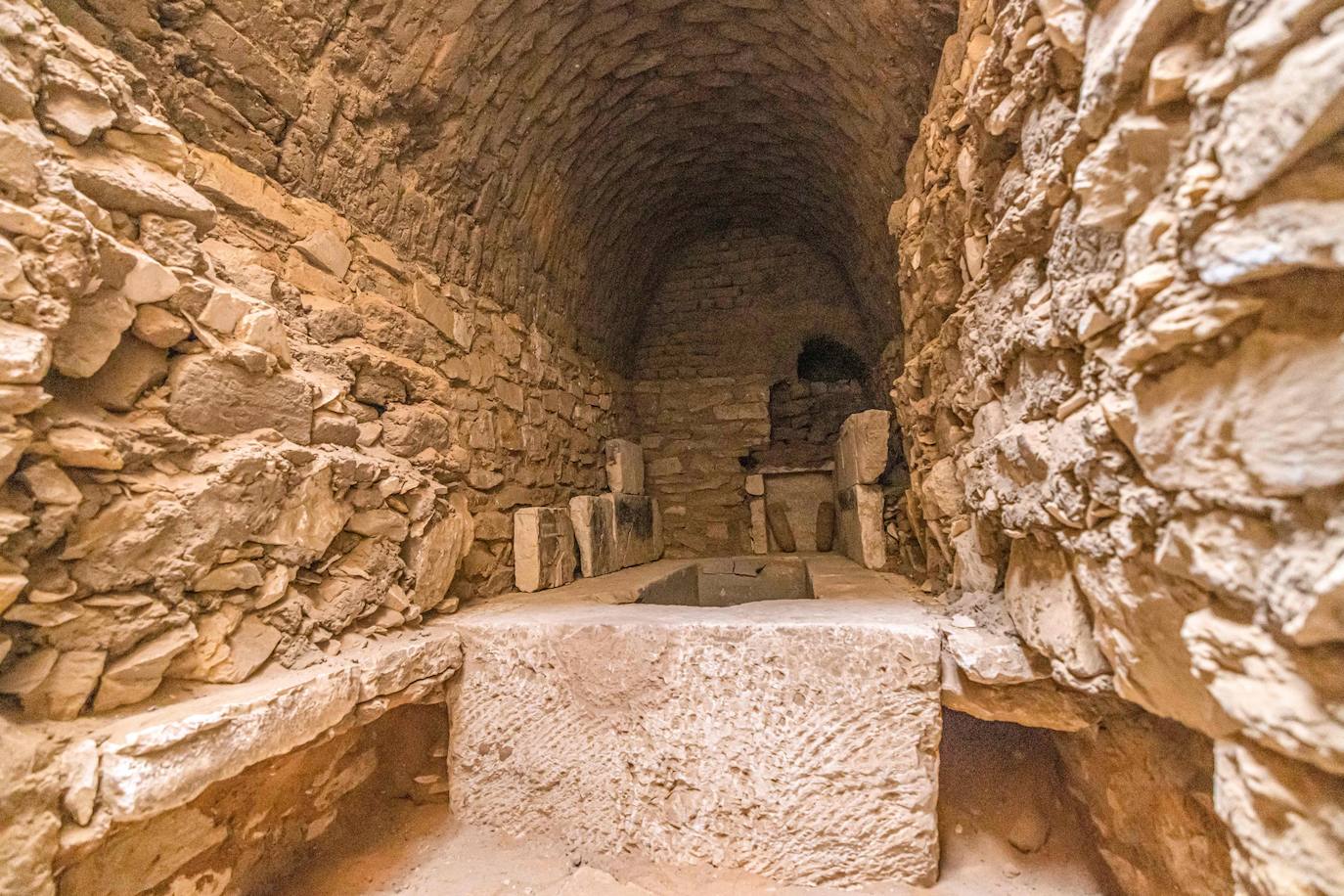 Arqueólogos han descubierto cinco tumbas antiguas tumbas egipcias en Saqqara (cerca de Giza) durante las excavaciones realizadas en la zona situada en el lado noreste de la pirámide del Rey Merenre, que gbernó Egipto hacia el 2270 a.C. Las cinco tumbas, todas ellas en buen estado, pertenecían a altos funcionarios reales. 