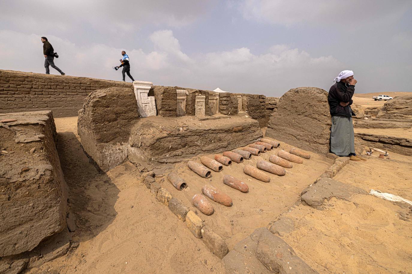 Arqueólogos han descubierto cinco tumbas antiguas tumbas egipcias en Saqqara (cerca de Giza) durante las excavaciones realizadas en la zona situada en el lado noreste de la pirámide del Rey Merenre, que gbernó Egipto hacia el 2270 a.C. Las cinco tumbas, todas ellas en buen estado, pertenecían a altos funcionarios reales. 