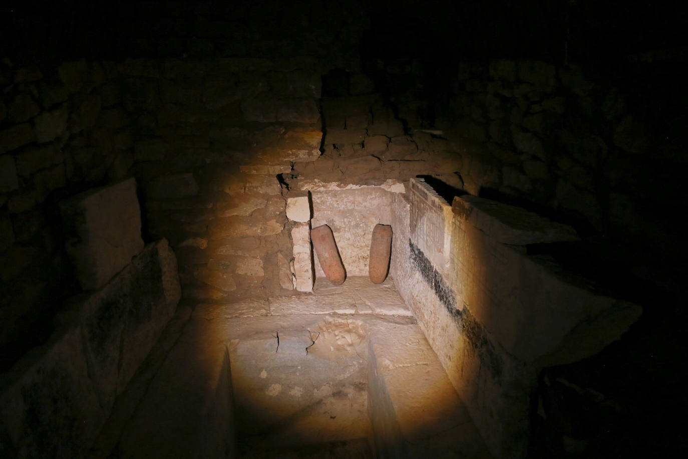 Arqueólogos han descubierto cinco tumbas antiguas tumbas egipcias en Saqqara (cerca de Giza) durante las excavaciones realizadas en la zona situada en el lado noreste de la pirámide del Rey Merenre, que gbernó Egipto hacia el 2270 a.C. Las cinco tumbas, todas ellas en buen estado, pertenecían a altos funcionarios reales. 