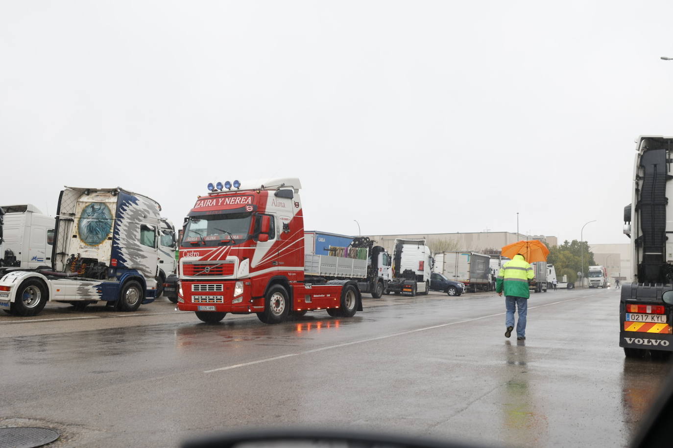 Camioneros protestan por la subida del precio de la gasolina.