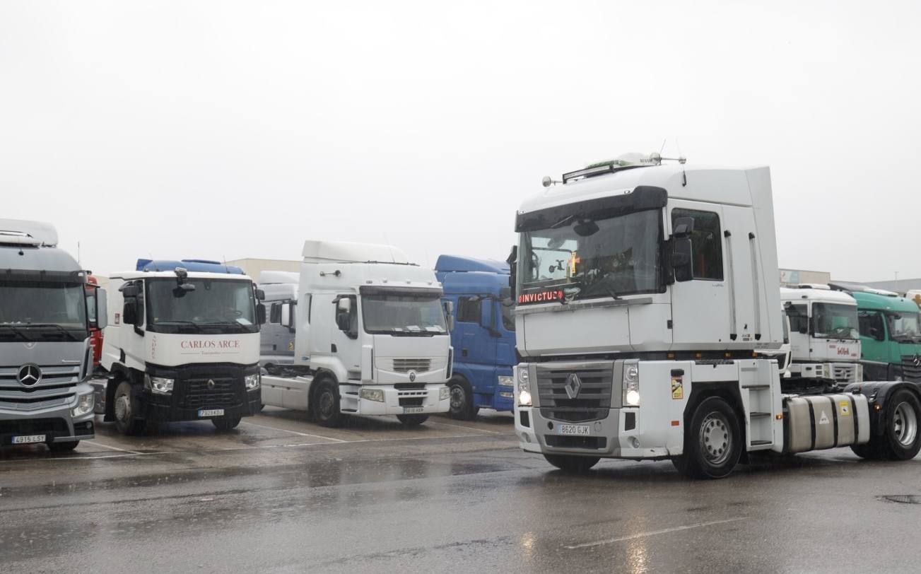 Camioneros protestan por la subida del precio de la gasolina.