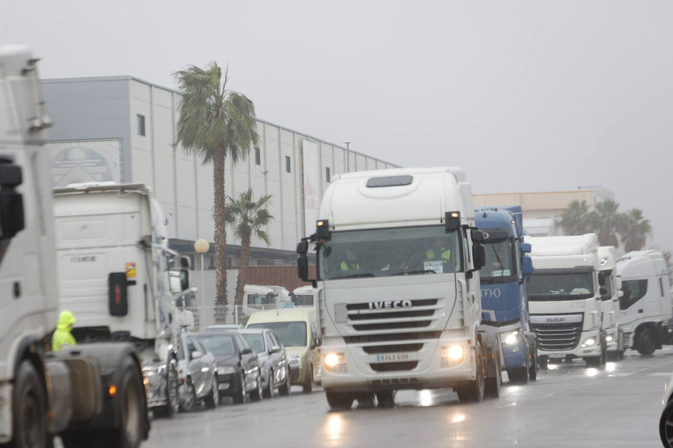 Camioneros protestan por la subida del precio de la gasolina.