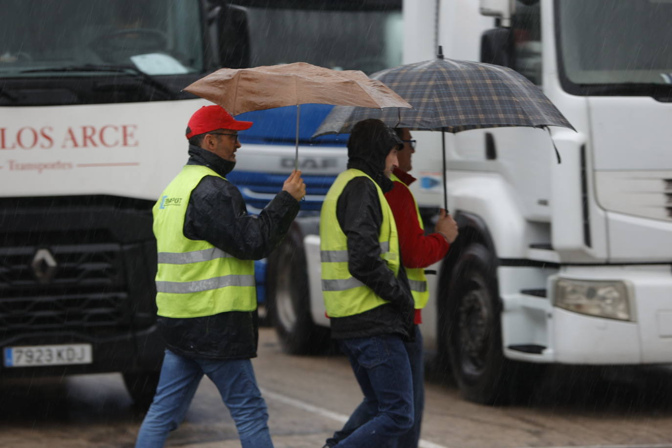 Camioneros protestan por la subida del precio de la gasolina.