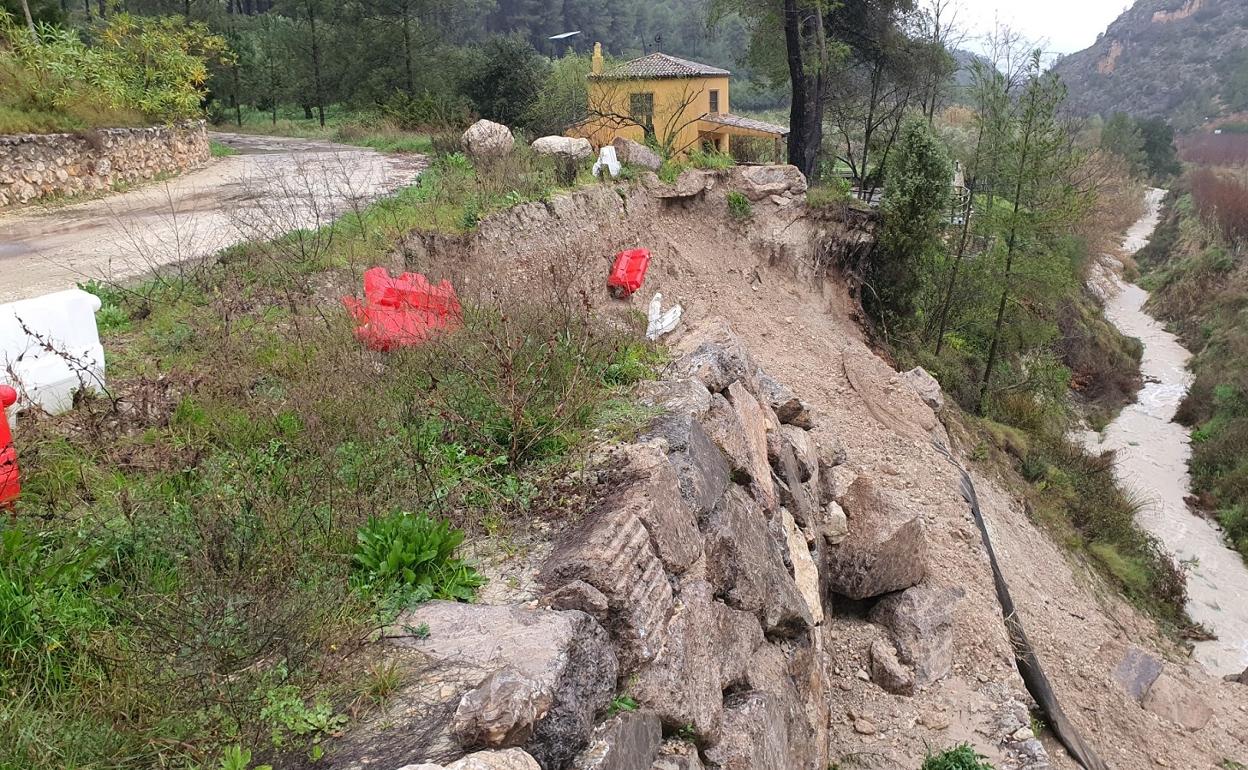 Parte de la escollera que se ha desprendido en El Bosquet, en Moixent. 