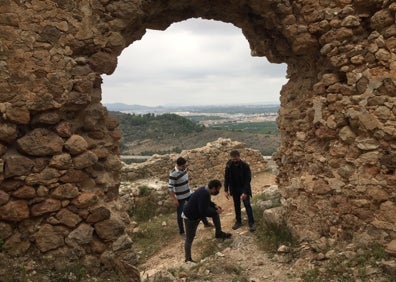 Imagen secundaria 1 - En la parte superior, las grietas que causó el terremoto del XVI; abajo el espacio de la puerta de entrada donde han desaparecido los sillares y una esquina de la torre. 