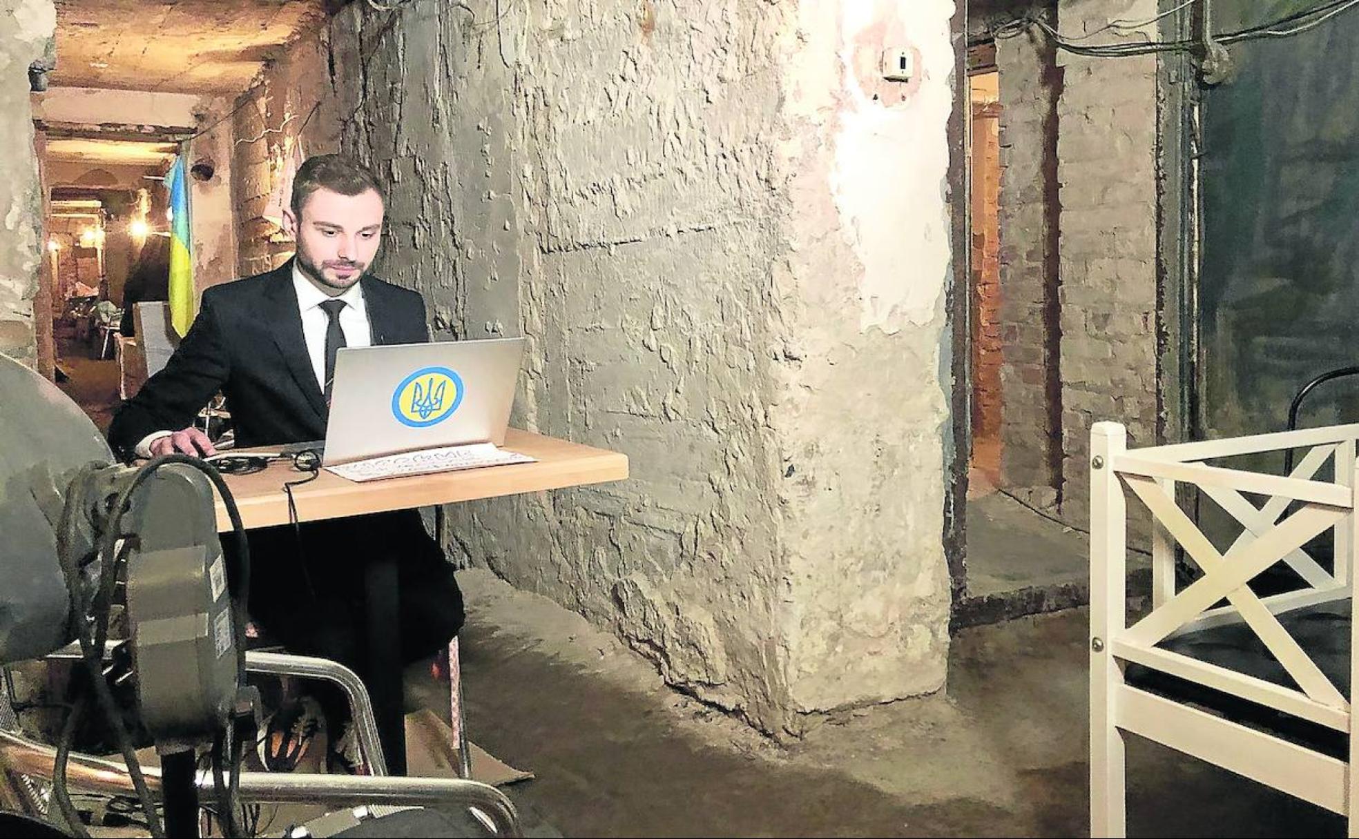 Volodímir Runets, que está en la 'lista negra' de periodistas ucranianos elaborada por el Kremlin, informa sobre la guerra desde un estudio improvisado en un búnker.