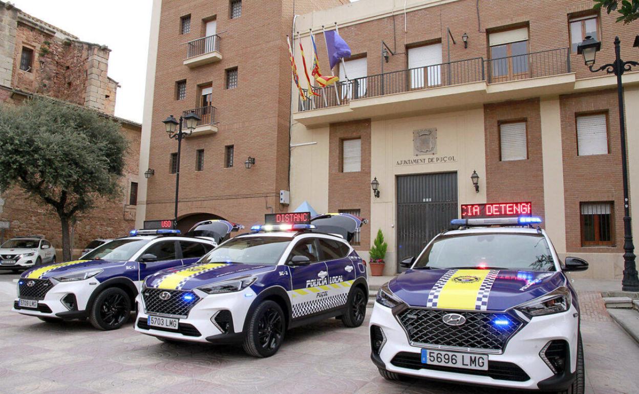 Los vehículos de la Policía Local de Puçol. 