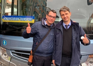 Imagen secundaria 1 - Ucraniano que se va a combatir (posando con una gorra) y compatriotas que esperan la llegada de un familiar; conductores del autobús y puerta del restaurante Hermanos Barberá. 