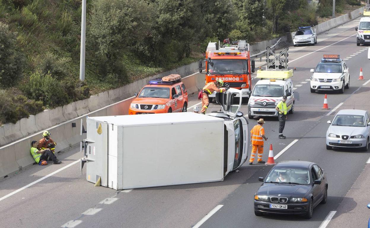 Imagen de archivo de un accidente de tráfico en la provincia de Valencia. 