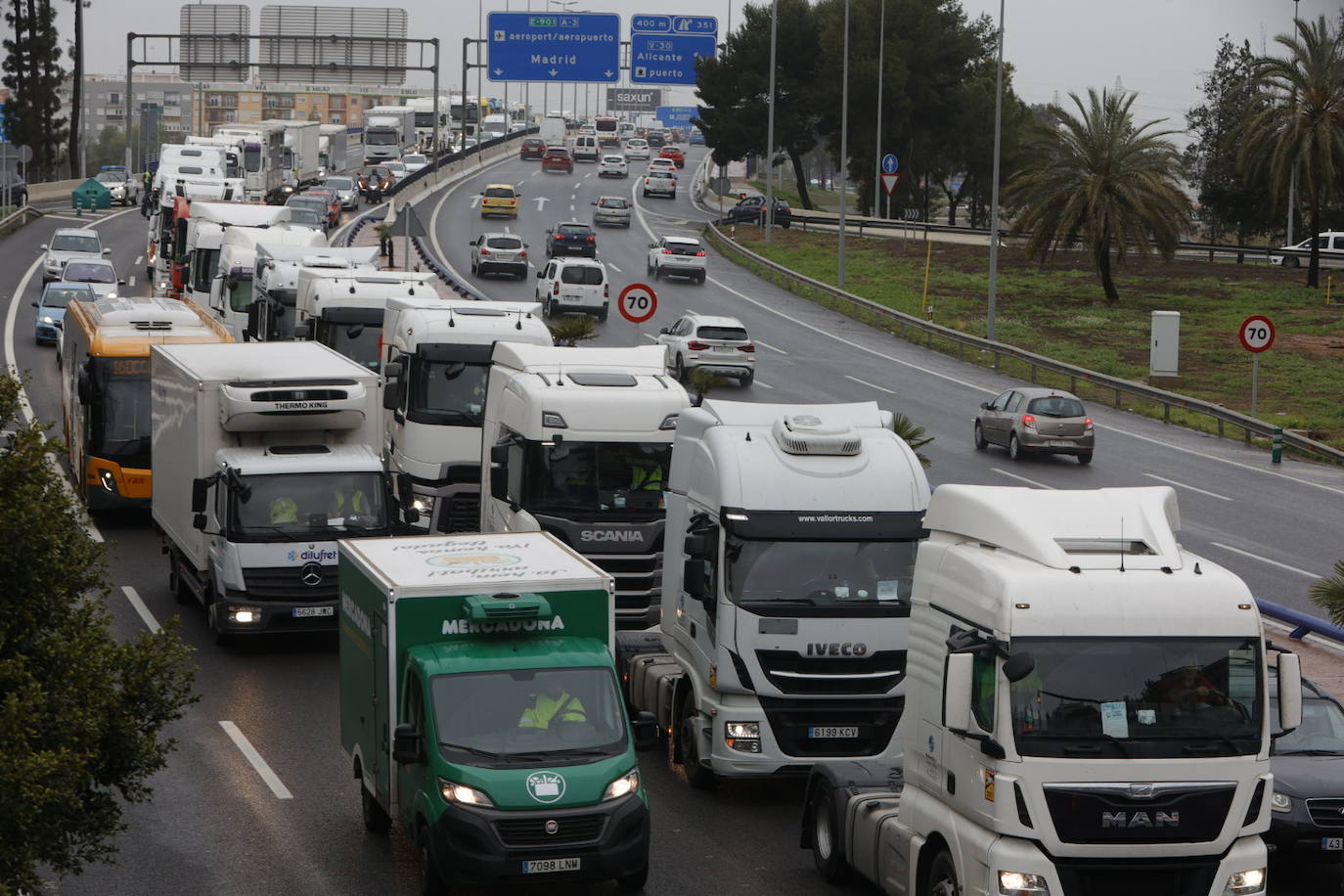 Camioneros protestan por la subida del precio de la gasolina en Valencia.