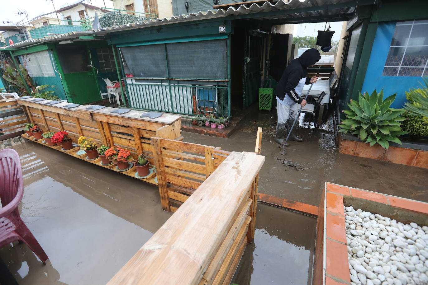 La fuerte lluvia ha afectado a los habitantes de las conocidas como casetes del Peixcadors, y el agua ha llegado incluso a las puertas de la ermita de Peixets y el centro comercial ha tenido que cerrar