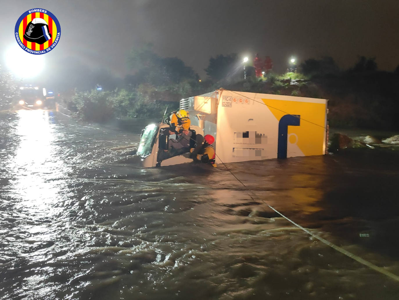 Fotos inundaciones Valencia: Los bomberos rescatan a los ocupantes de un camión en Quart