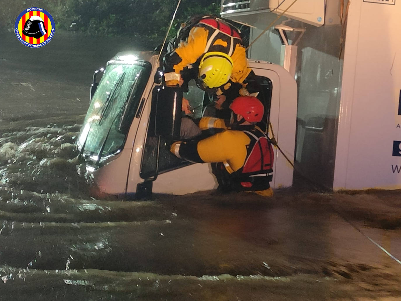 Fotos inundaciones Valencia: Los bomberos rescatan a los ocupantes de un camión en Quart