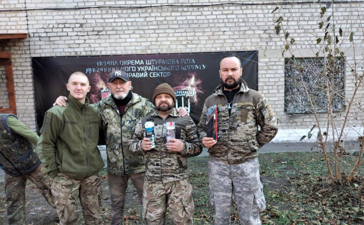 Mariano García, a la izquierda, junto a militares ucranianos. 