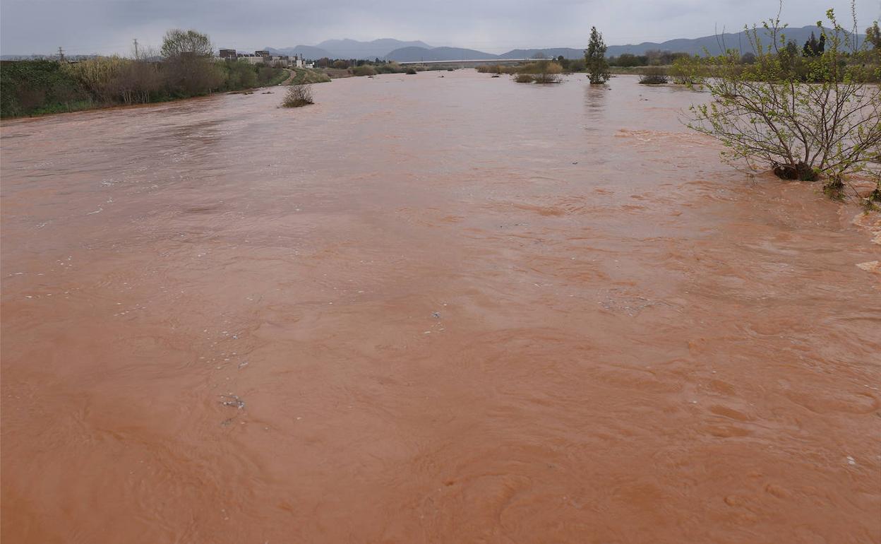 El río Palancia, desbordado muy cerca de su desembocadura. 