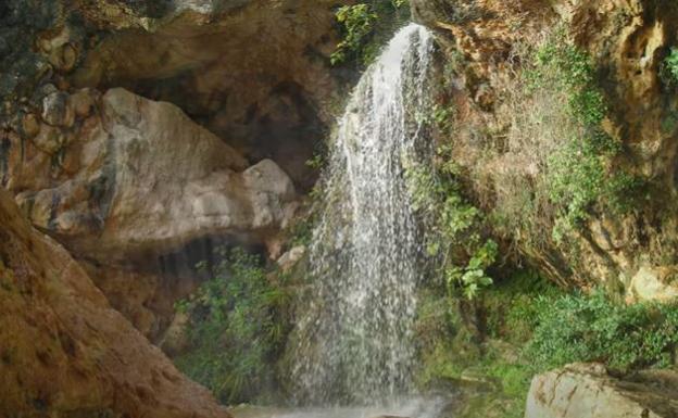 La lluvia provoca una espectacular catarata en la Cueva de las Palomas en Yàtova: «¡Qué animalà!»