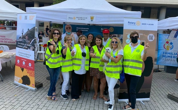 Chelet y otros miembros del Rotary de Dénia en la Feria de las Asociaciones. 