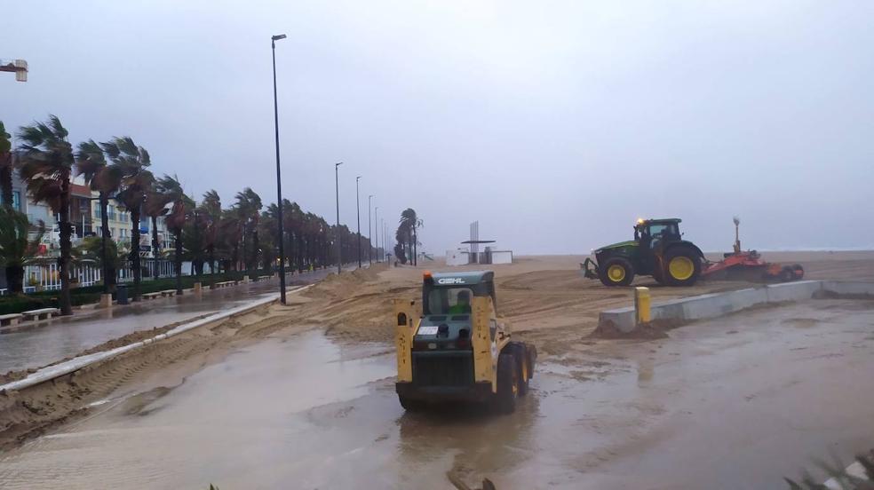 El paseo marítimo de la Malvarrosa, inundado por la lluvia