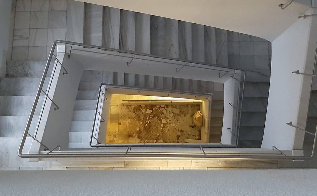 Cascotes en el hueco de la escalera del hospital Doctor Moliner.