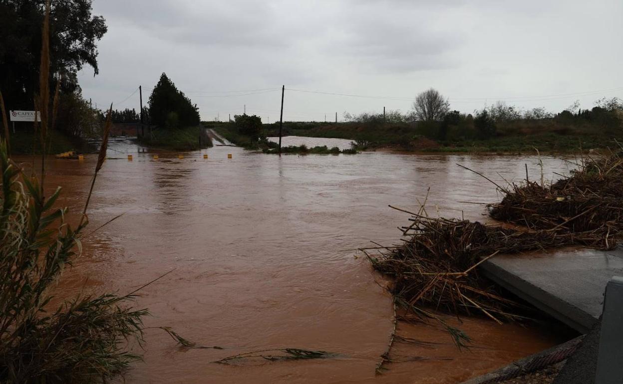 El Carraixet ha inundado algunos caminos de Moncada. 