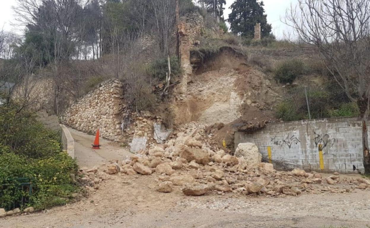 Se ha derrumbado un muro cercano a dos antiguas fábricas. 