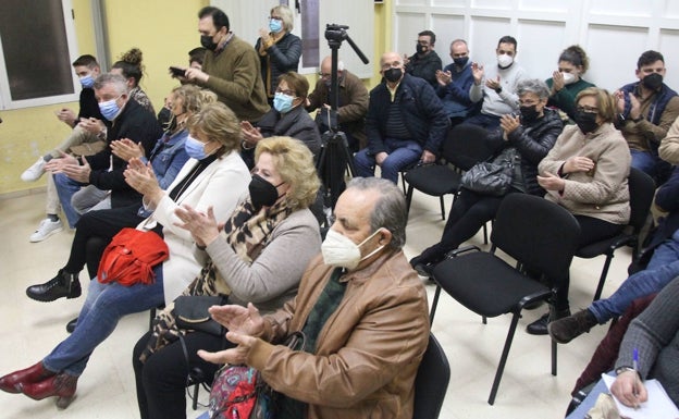 Familiares de Chover y representantes políticos de la comarca, conformaban el público del pleno. 