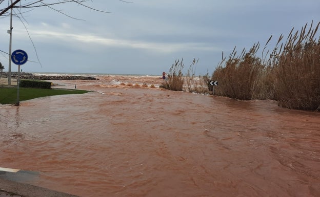 El río Palancia desbordado entre Sagunto y Canet. 