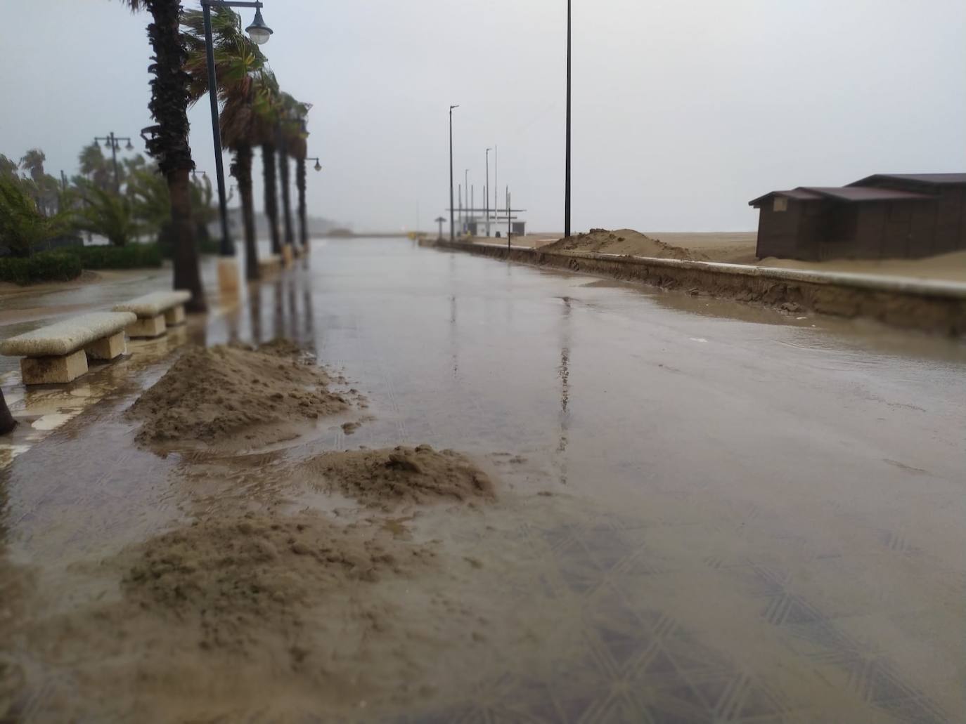 Fotos: El paseo marítimo de la Malvarrosa, inundado por la lluvia