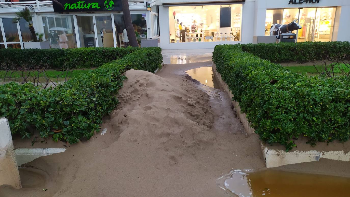 Fotos: El paseo marítimo de la Malvarrosa, inundado por la lluvia