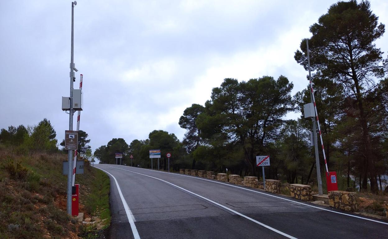 Barrera de acceso al parque, ubicada en el km 0,7 de la CV-797. 