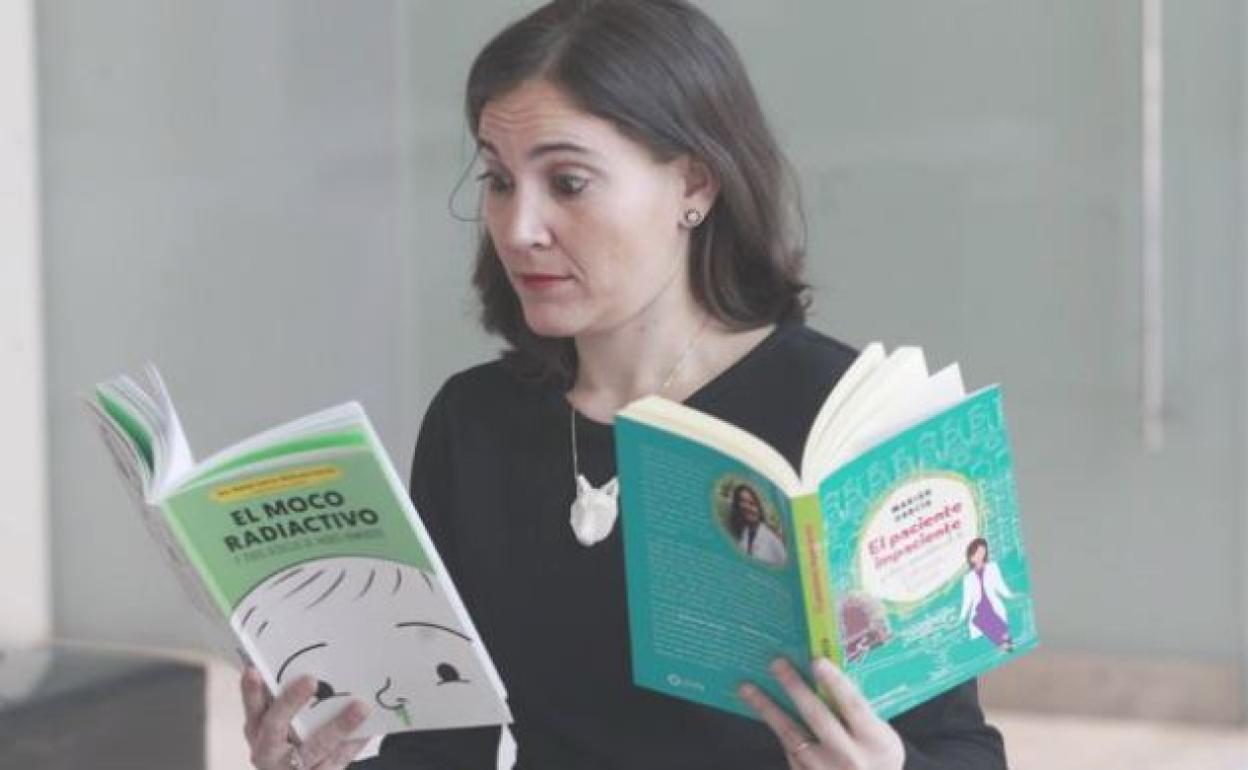 Marián García posa con dos de sus libros. 