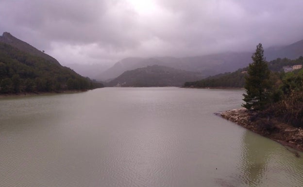 Imagen principal - Distintas imágenes del embalse en la tarde del miércoles