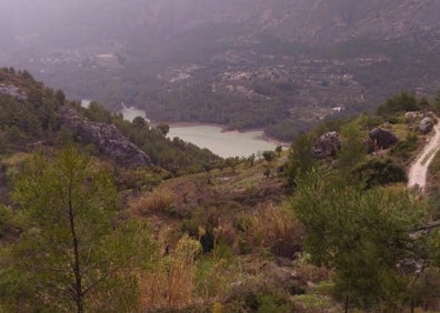 Imagen secundaria 1 - Distintas imágenes del embalse en la tarde del miércoles