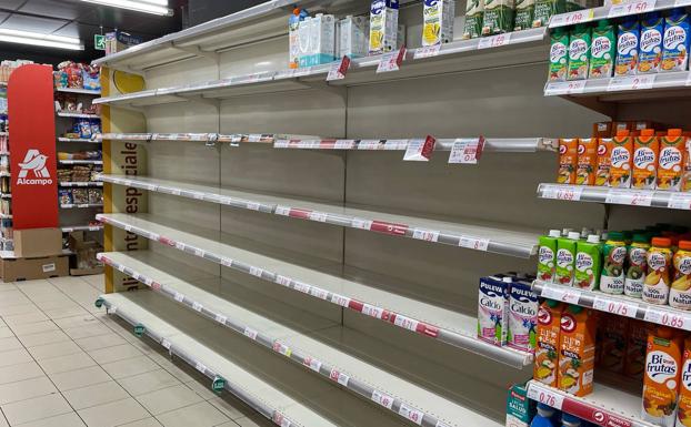 Estanterías de leche vacías en un supermercado de Zaragoza. 