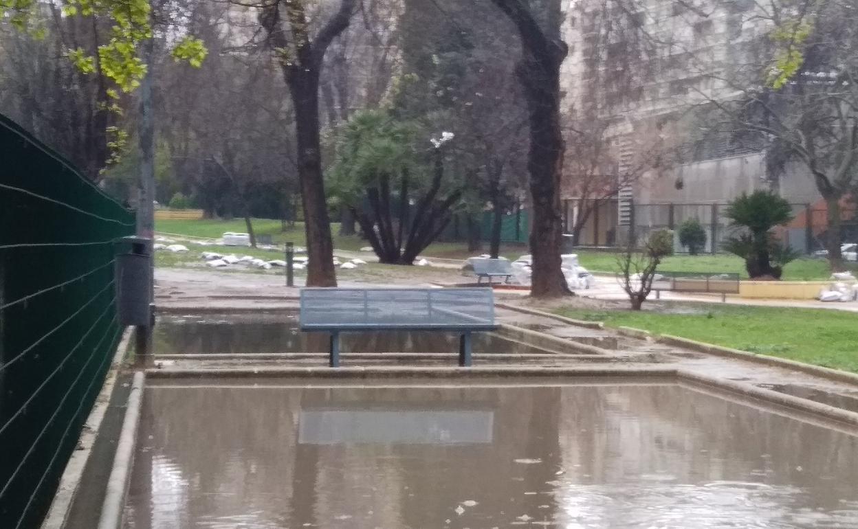 Parque de Xàtiva inundado por las incesantes lluvias. 