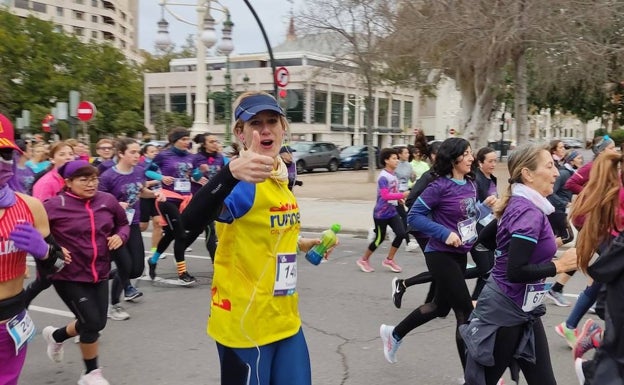 La carrera de la mujer también tuvo numerosa presencia de miembros de Runners Ciutat de València. 