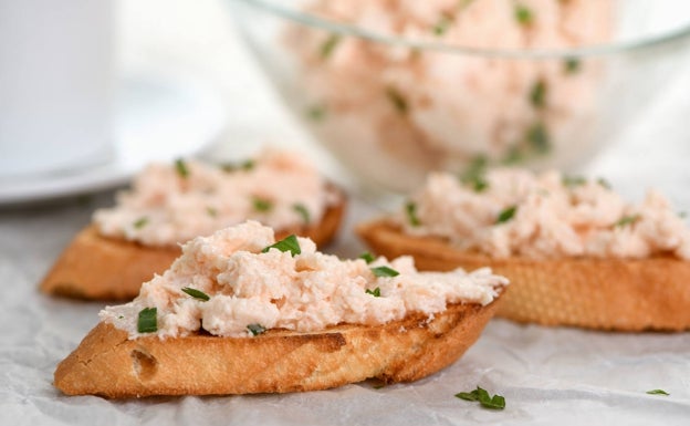 Una deliciosa y completa idea para el postentrenamiento es una tostada de salmón. 