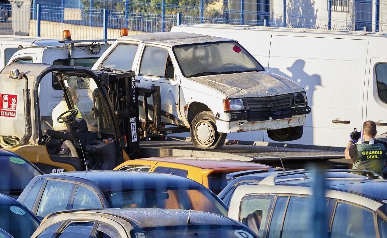 Una grúa traslada el Opel Corsa de Miguel Ricart. 