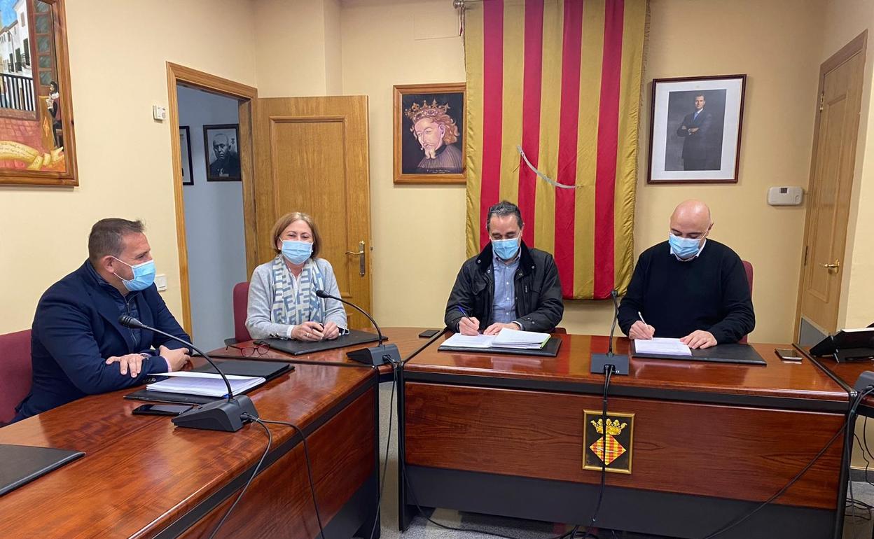 Momento de la firma del contrato entre Ayuntamiento y la empresa Aqlara. 