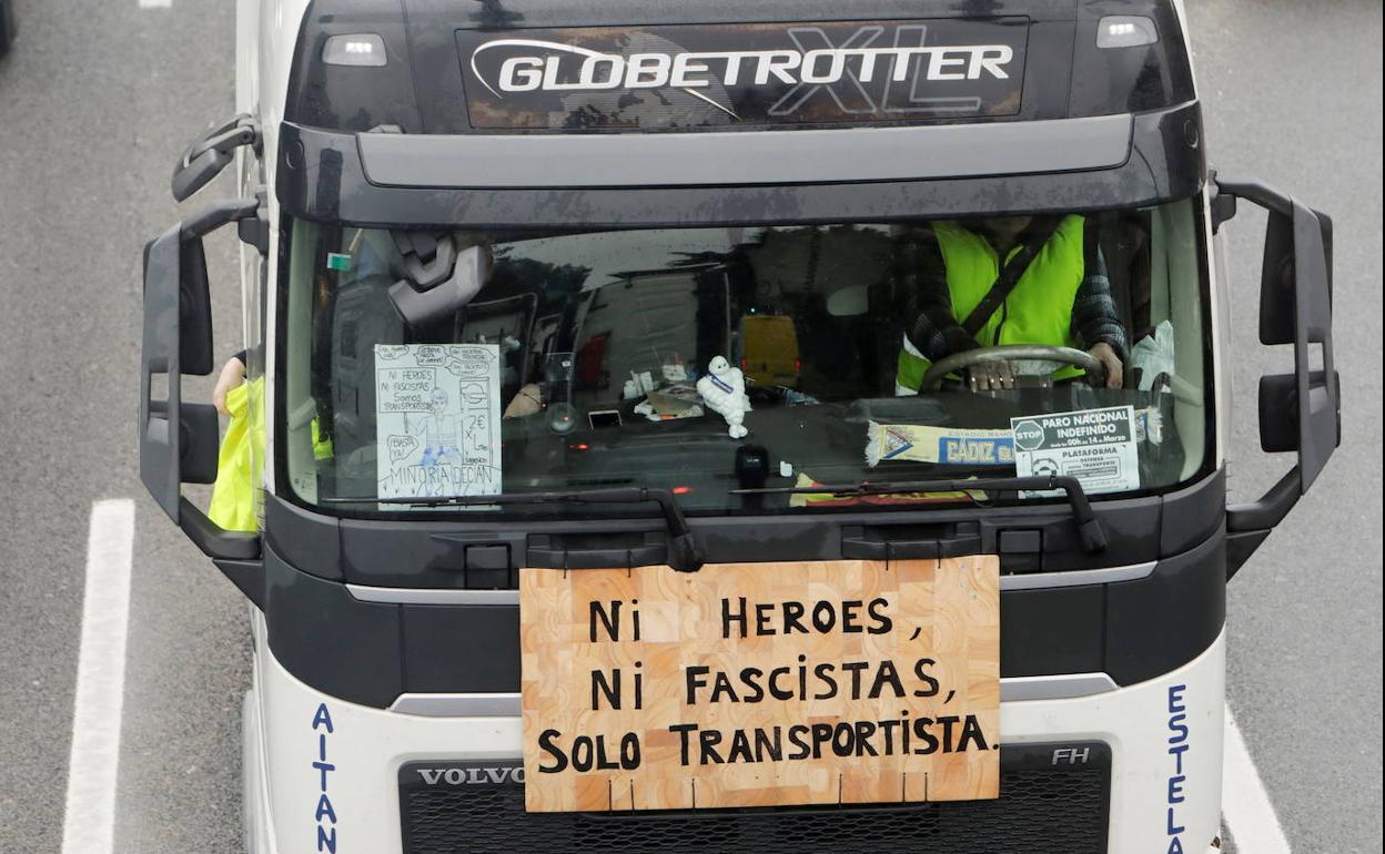 Un camión durante la marcha de los transportistas en Valencia.