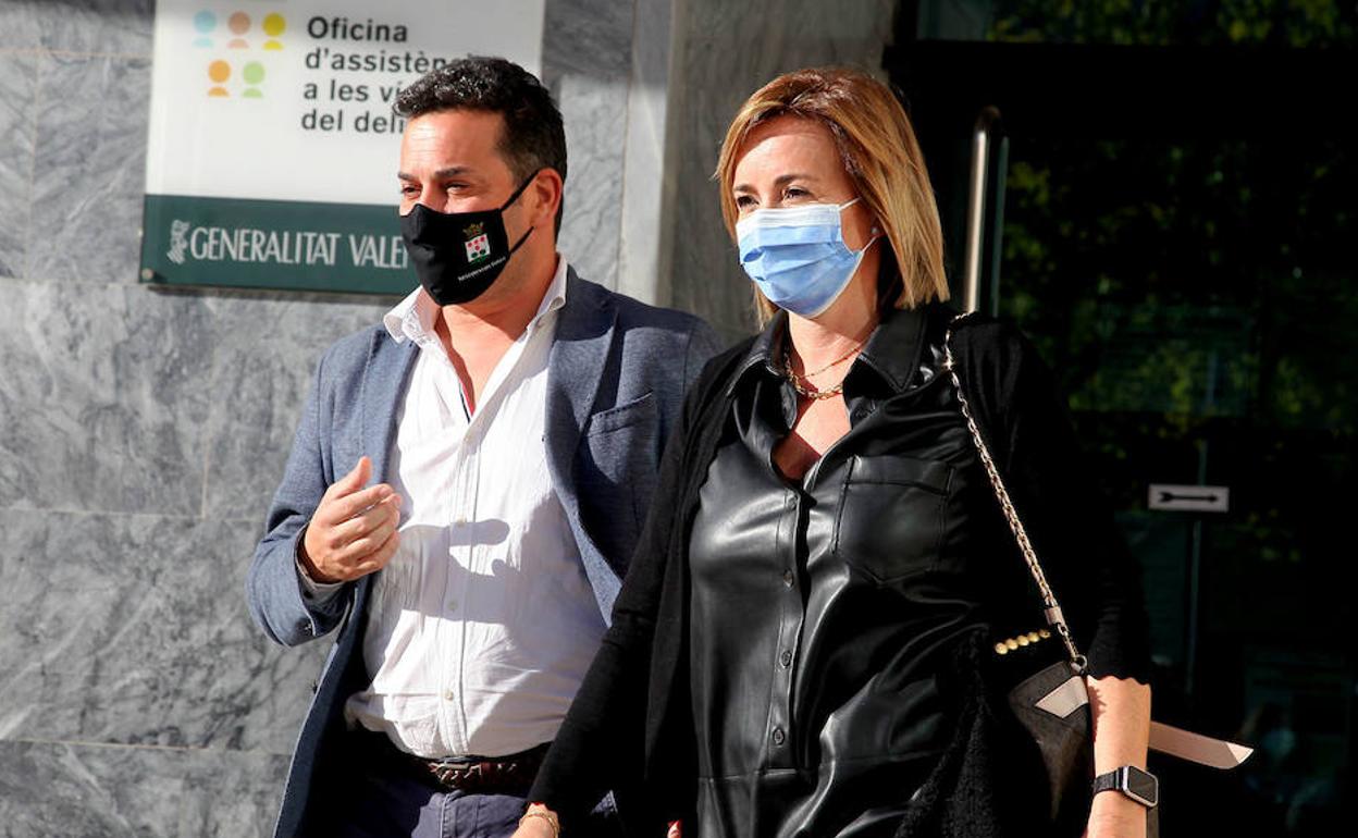 Ximo Coll y Carolina Vives, tras declarar ante la juez el pasado 15 de noviembre en Dénia. 