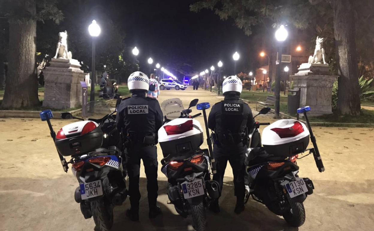 Policías locales en el Paseo de Canalejas. 