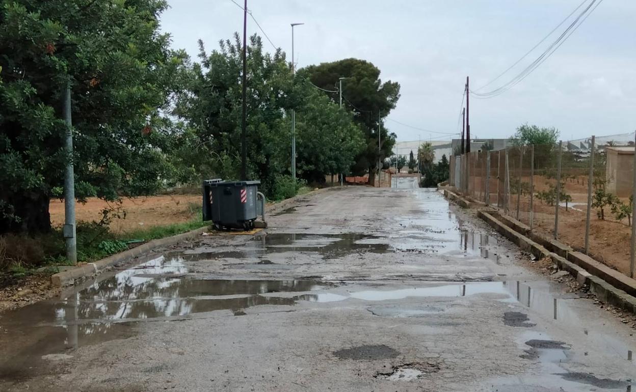 Los baches que se llenan de agua con la lluvia en la calle Ávila.  