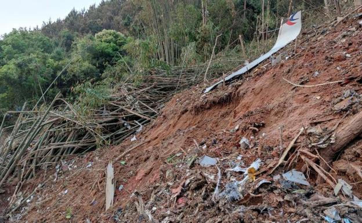 Los restos del avión donde se estrelló un avión Boeing 737-800 de China Eastern Airlines.